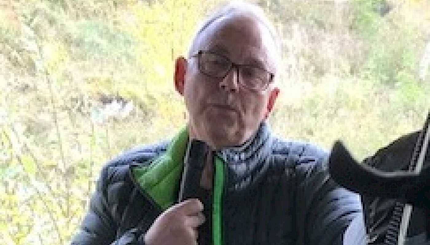 Guiden Torgeir Strøm orienterer på bussen.