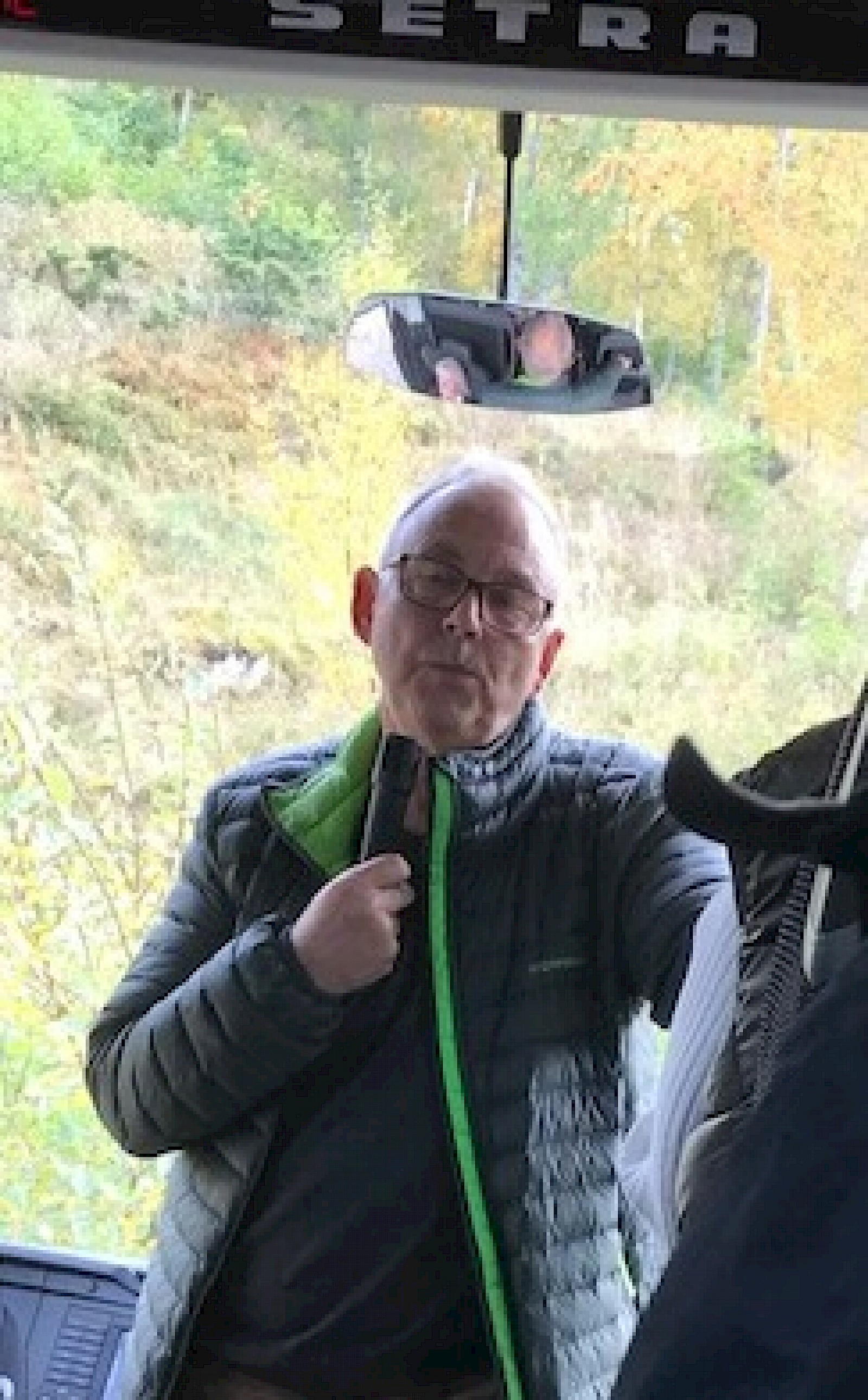 Guiden Torgeir Strøm orienterer på bussen.