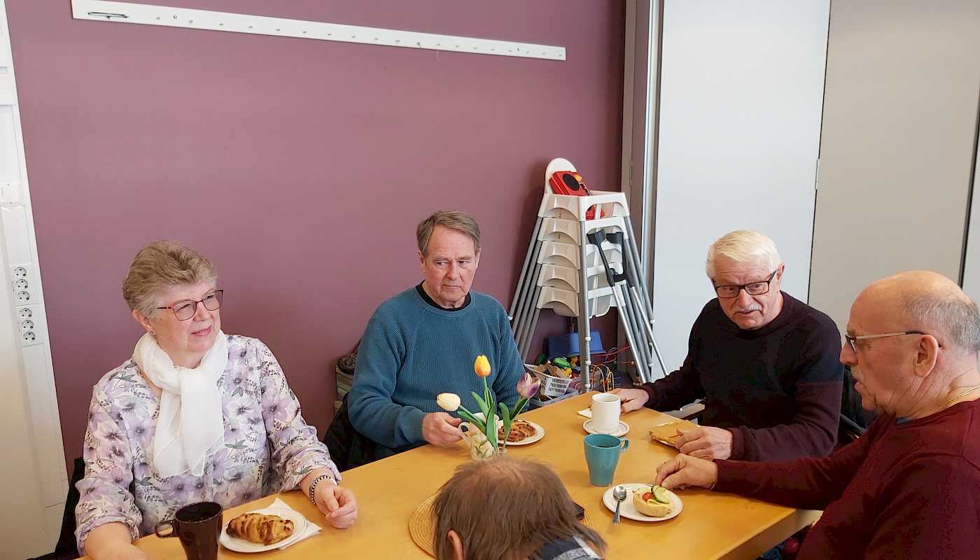 Postpensjonistene i Elverum møter trofast opp på kaffetreff hver måned