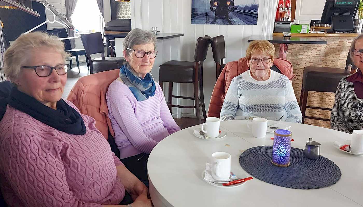 13 kaffetørste postpensjonister møttes til treff på Tynset