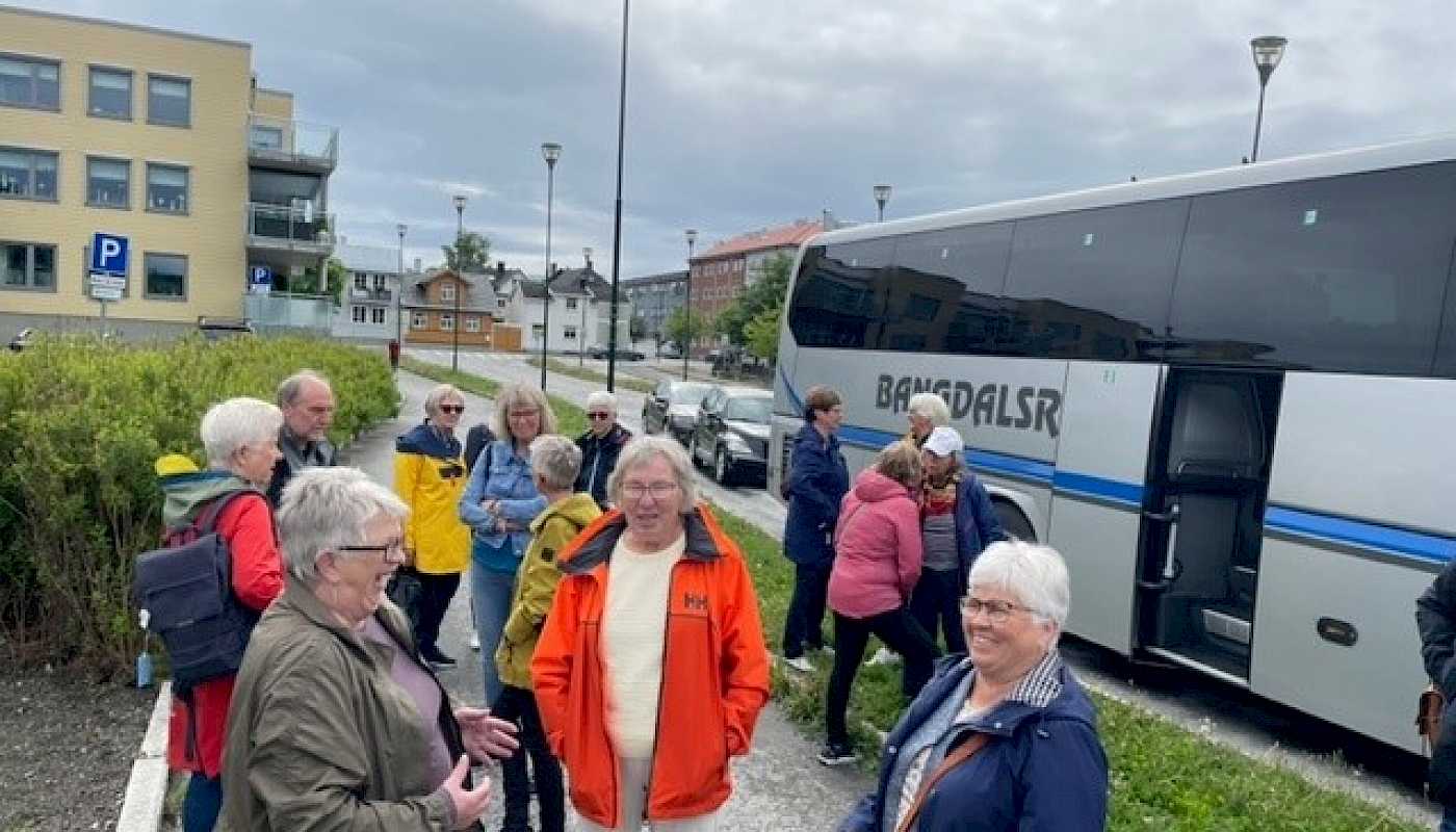 35 ivrige og forventningsfulle postpensjonister fra Trøndelag Nord på tur på Ytterøya mandag 13. juni 2022