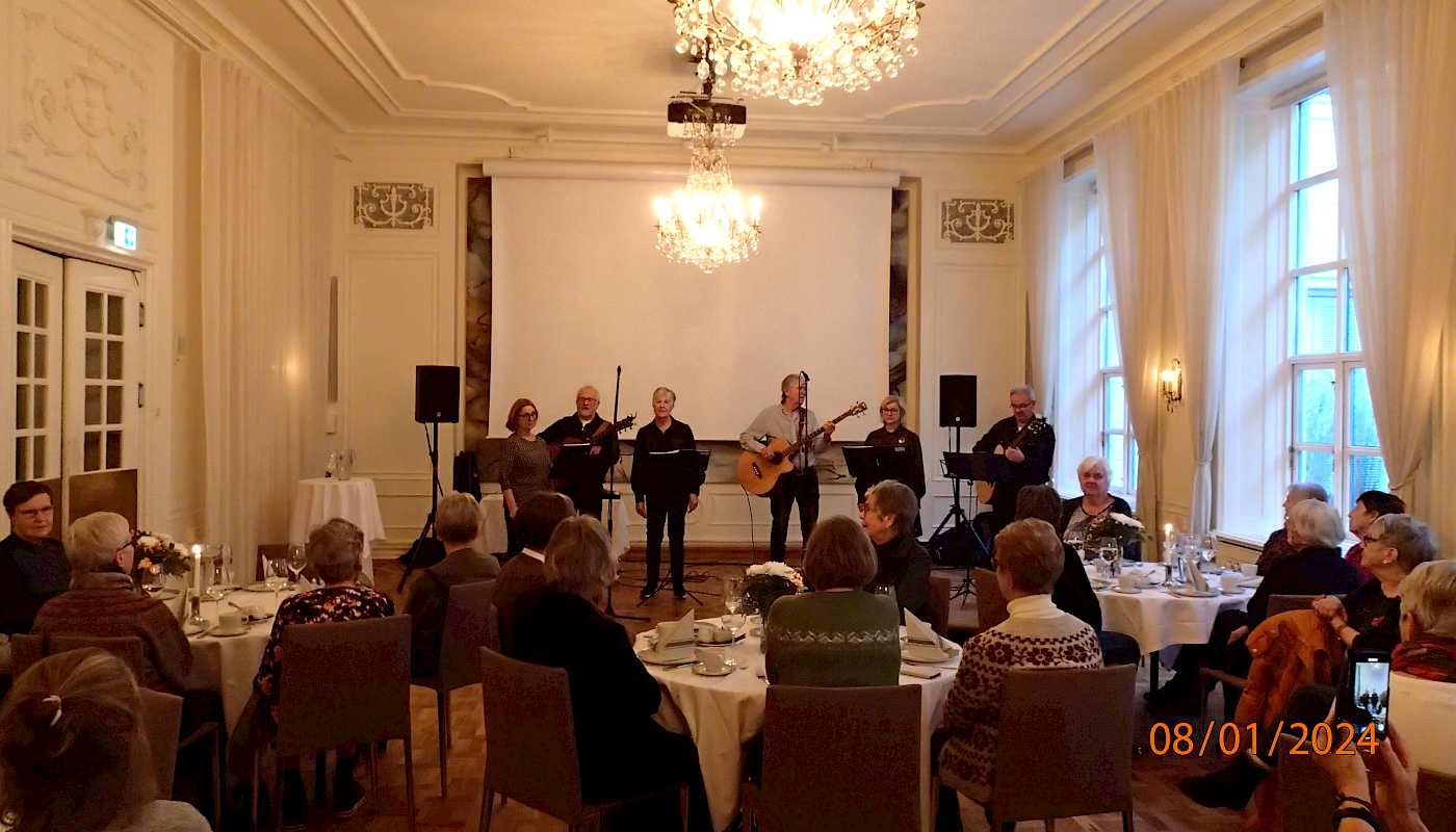«Wenches glade trubadurer» holdt en glimrende konsert på medlemsmøtet mandag 8. januar 2024.