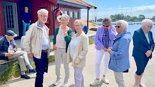 Et bilde utendørs med mennesker, himmel