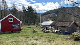 Et bilde utendørs med gamle bygninger, himmel og gress