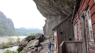 Et bilde utendørs med gamle hus under et fjell