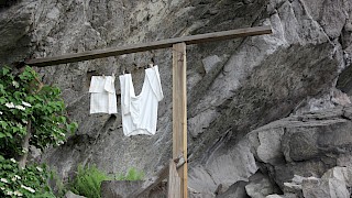 Et bilde utendørs med klesvask på snor
