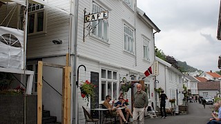 Et bilde utendørs med himmel og gammelt hus