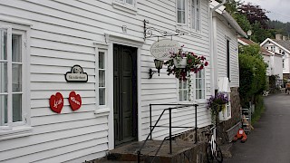Et bilde utendørs av gammelt bygg med pyntet fasade