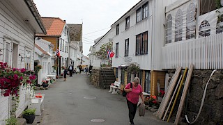 Et bilde utendørs av flere gamle hus langs vei