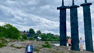Bilde utendørs av historisk monument, mennesker