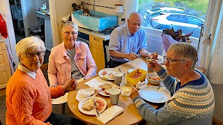 Et bilde som inneholder klær, person, innendørs, dekketøy