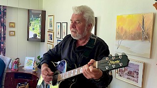 Et bilde som inneholder musikkinstrument, vegg, innendørs, person