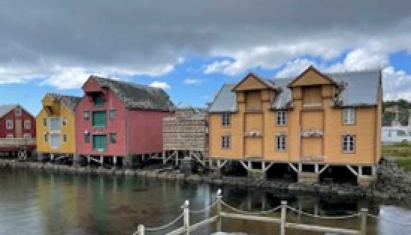 27 engasjerte og forventningsfulle medlemmer deltok på en meget vellykket tur til Rørvik og Vikna 12.juni 2024 – også været var med oss!