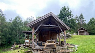 Et bilde som inneholder bygninger utendørs, himmel, gress, plante