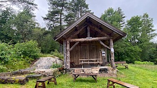 Et bilde som inneholder bygninger utendørs, himmel, gress, plante