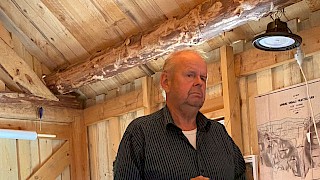 Et bilde som inneholder klær, person, møbler, innendørs