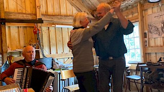 Et bilde som inneholder klær, musikk, person, musikkinstrument