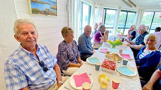 Et bilde som inneholder klær, person, bord, dekketøy