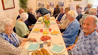 Et bilde som inneholder klær, person, bord, dekketøy