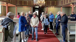 Guide Oddvin Rusten forteller om kirken