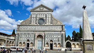 Et bilde utendørs som viser katedralen i Firenze, utendørs, blå himmel