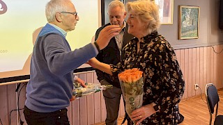 Viser utdeling av blomster til 2 personer