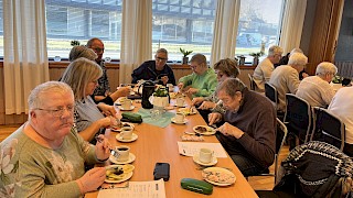 Viser personer rundt et bord