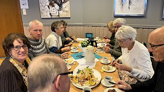 Viser personer rundt et bord