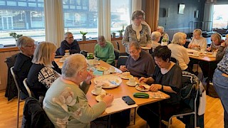 Viser personer rundt et bord