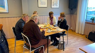 Viser personer rundt bordet