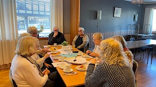 Viser personer rundt bord