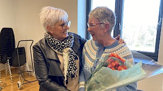 Bildet viser lederen som får takk og blomster for lang og tro tjeneste