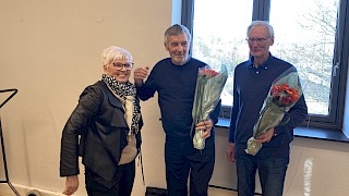 Bildet viser 2 menn som får blomsterbukett