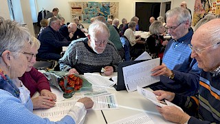 Bildet viser mennesker som løser en quiz
