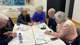 Bildet viser 5 personer rundt et bord