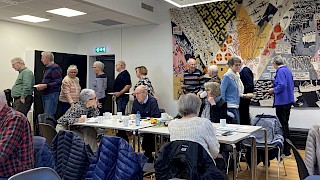 Bildet viser lang kø for å få de fineste rundstykkene