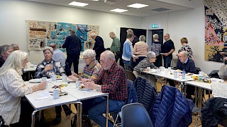 Bildet viser mange mennesker som spiser kake