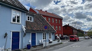 Bilde viser hus og en gate