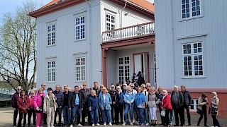 Bilde av postpensjonistene foran Eidsvollbygningen