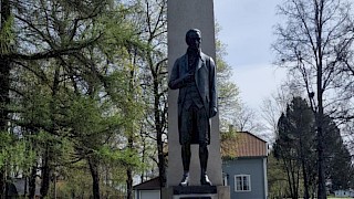 Statue av Carsten Anker i parken foran Eidsvollbygningenn