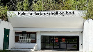 Bildet viser inngangspartiet til flerbrukshall i fjellet