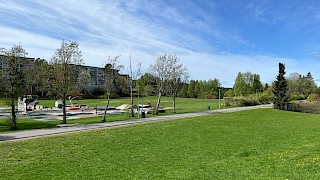 Bildet viser grasssletta som heter Lusetjerndalen