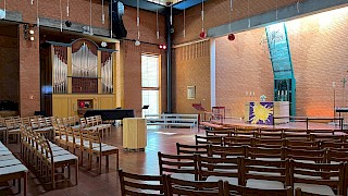 Bildet viser innsiden av Holmlia Kirke